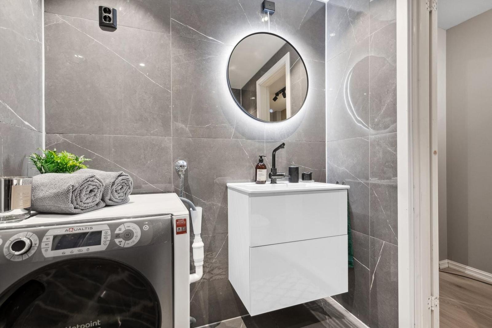 Luxurious Modern Room In Central Oslo - Eur 4K Expensive Bed And 82" Cinematic Tv Luaran gambar